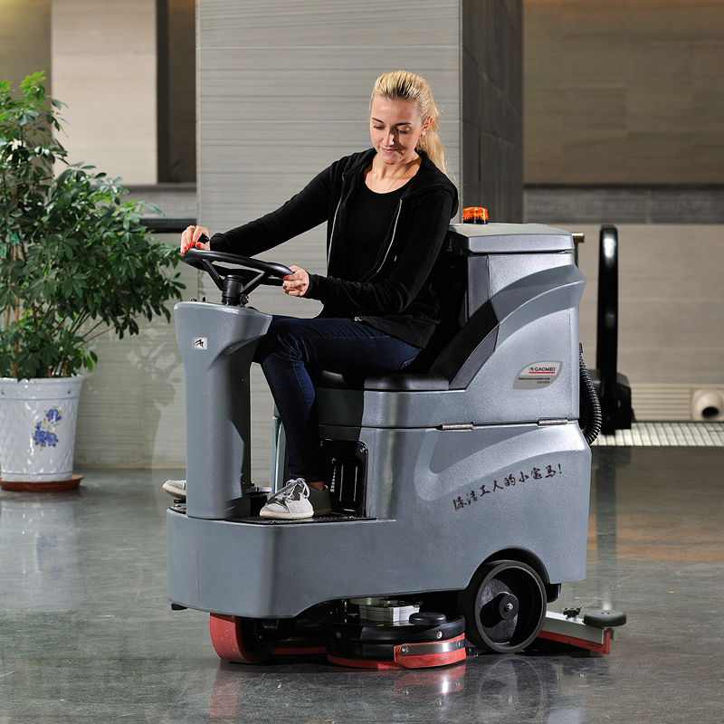 駕駛式洗地機(jī)在機(jī)場地面清洗時(shí)的正確操作