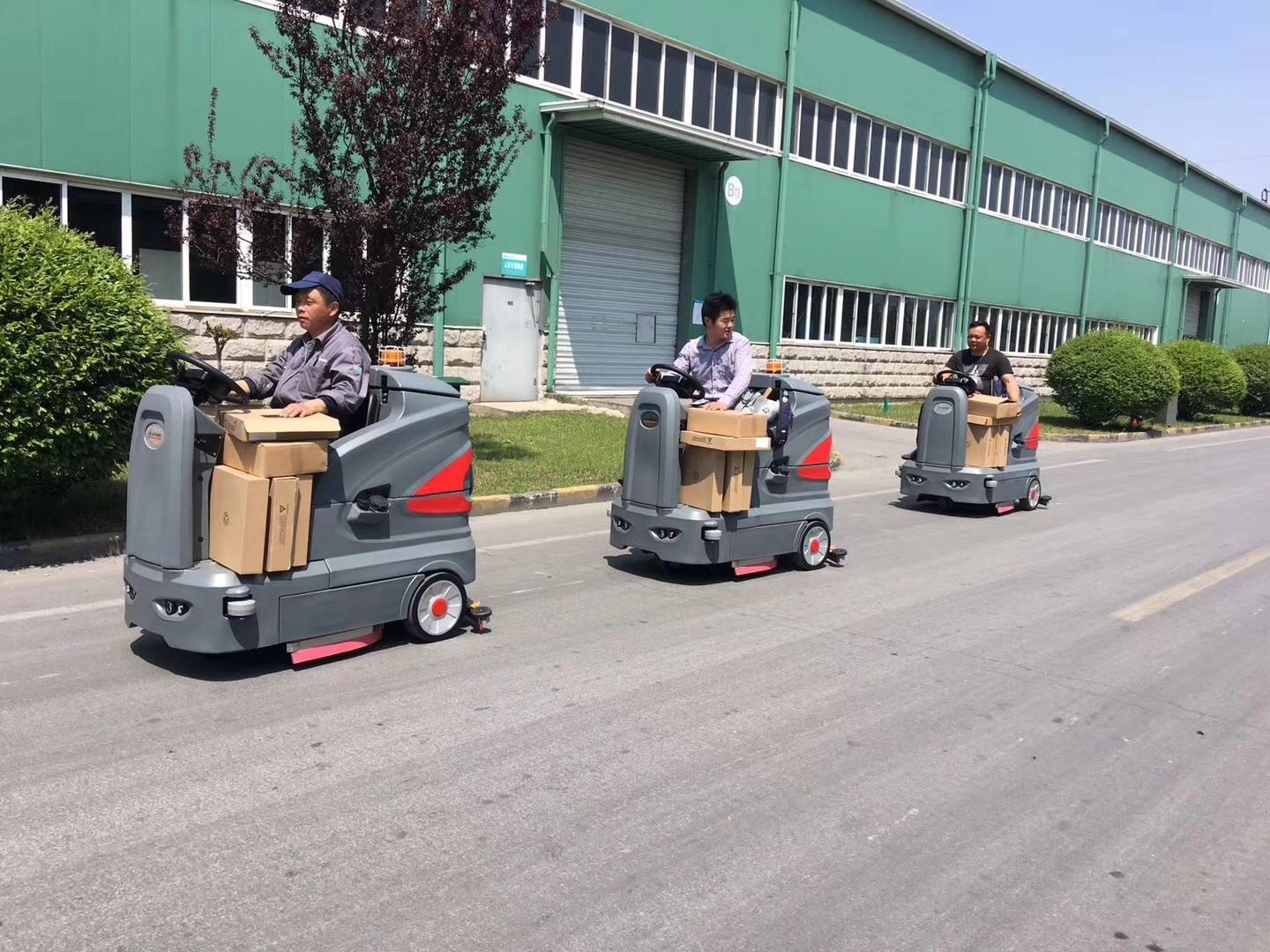 駕駛式洗地機(jī)的使用方法