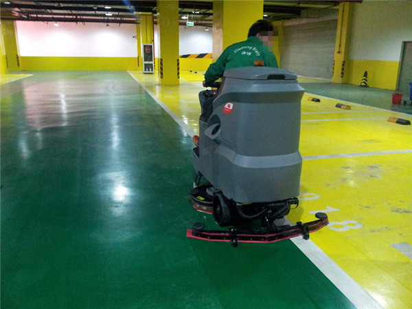 停車(chē)場(chǎng)洗地機(jī)
