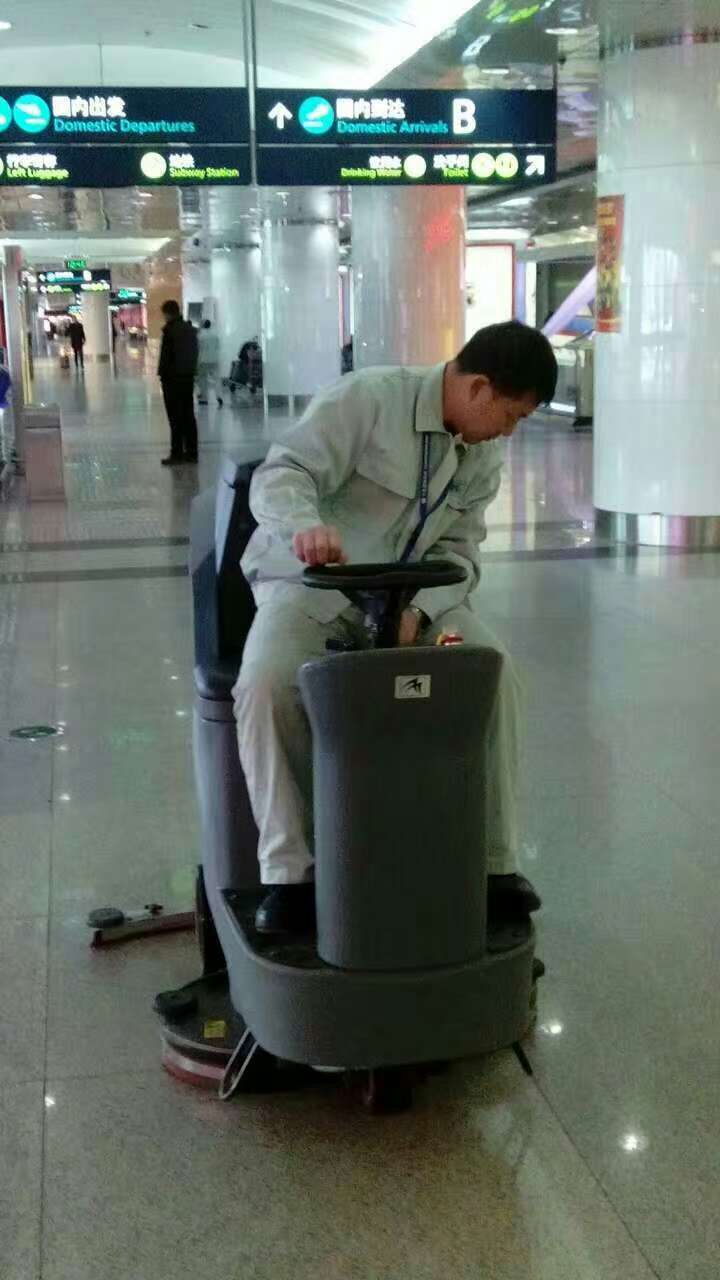 駕駛式掃地車(chē)究竟實(shí)不實(shí)用?