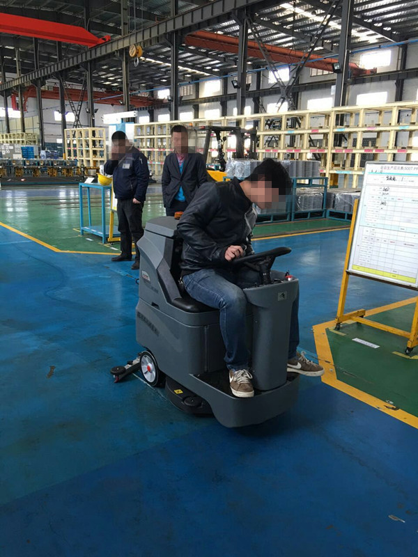 進(jìn)口洗地車一定比國產(chǎn)洗地車好嗎?