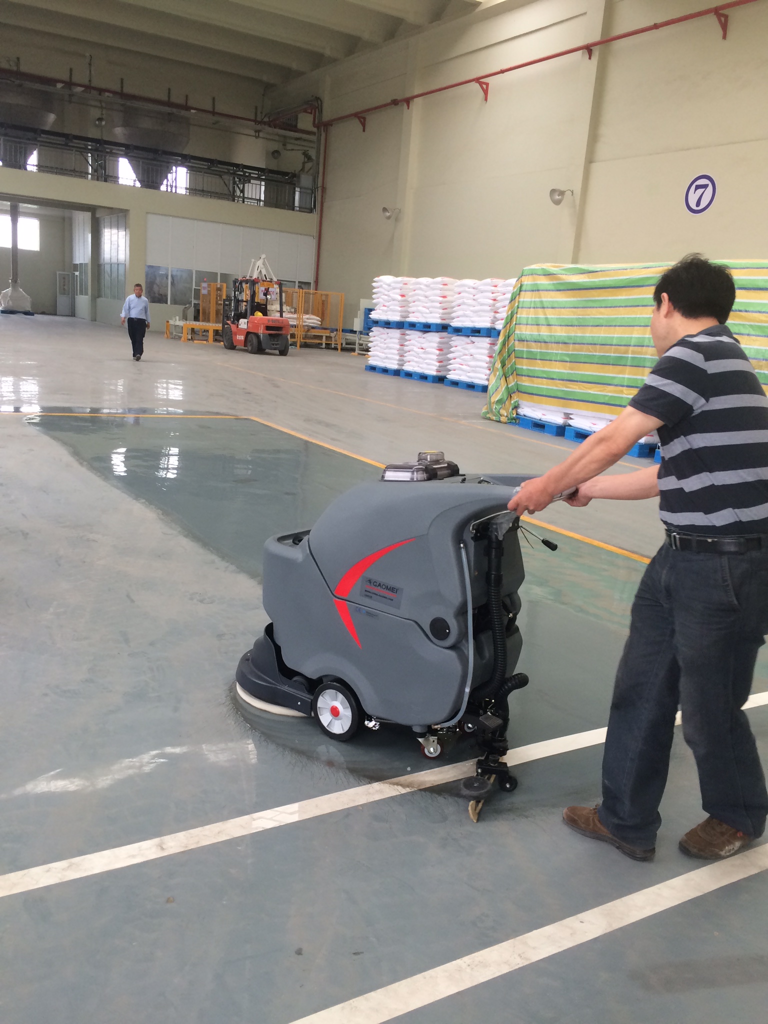 室內(nèi)運動場館使用洗地機，標準化清潔