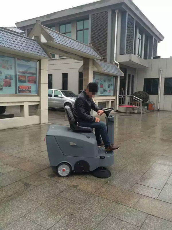 電動(dòng)駕駛式掃地機(jī)幫您省力、省錢、又省心