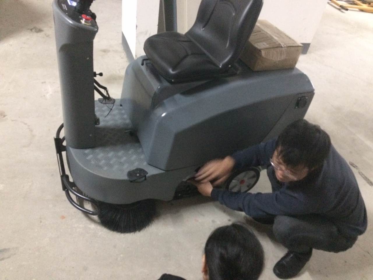 掃地車讓我們環(huán)境衛(wèi)生發(fā)生了翻天覆地的變化