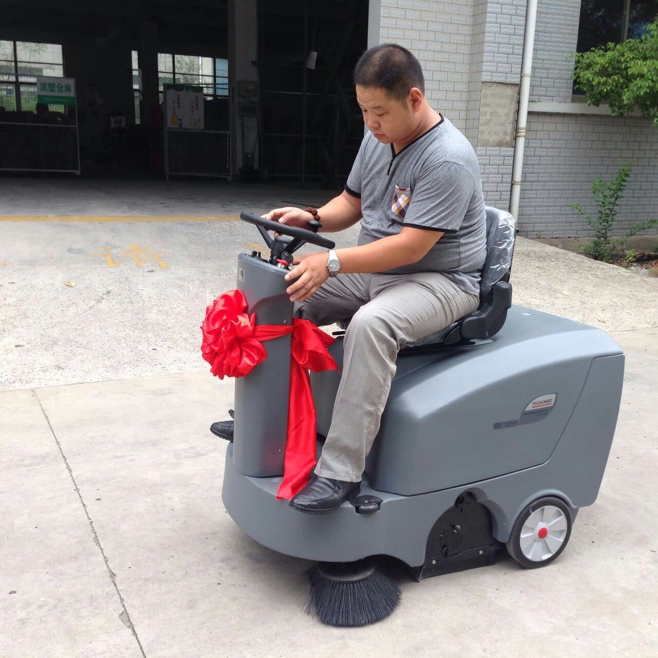 學(xué)校塑膠跑道使用掃地車