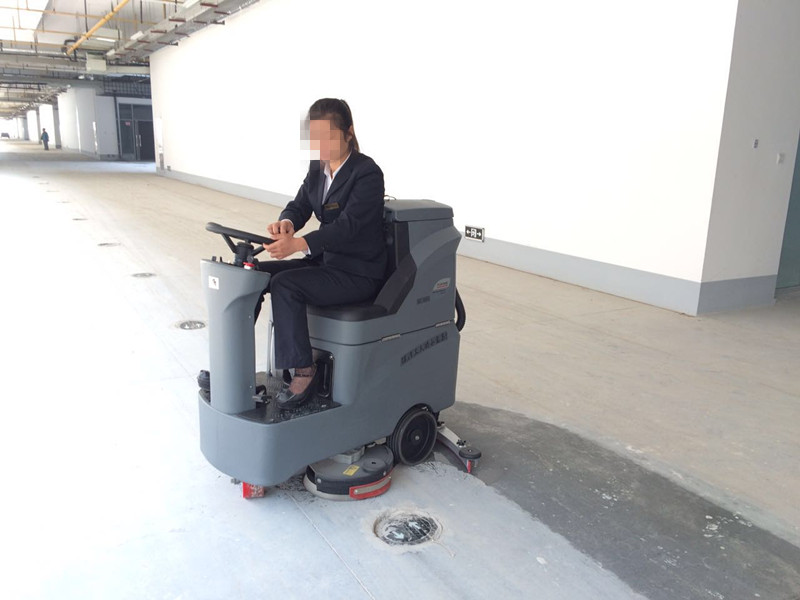 洗地車在油污地面的亮眼表現(xiàn)