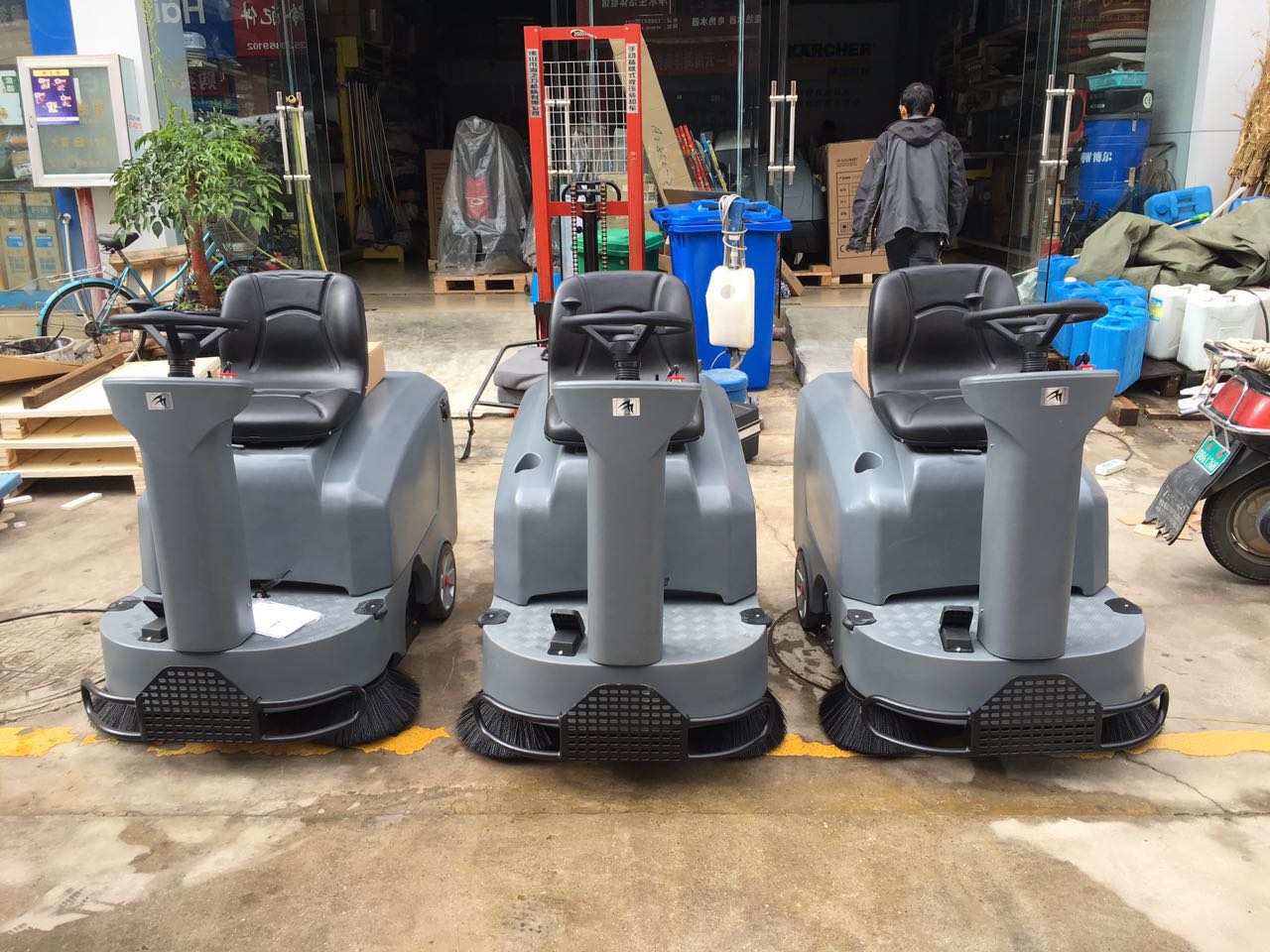 掃地車有著諸多優(yōu)點，比起人力，更節(jié)能高效