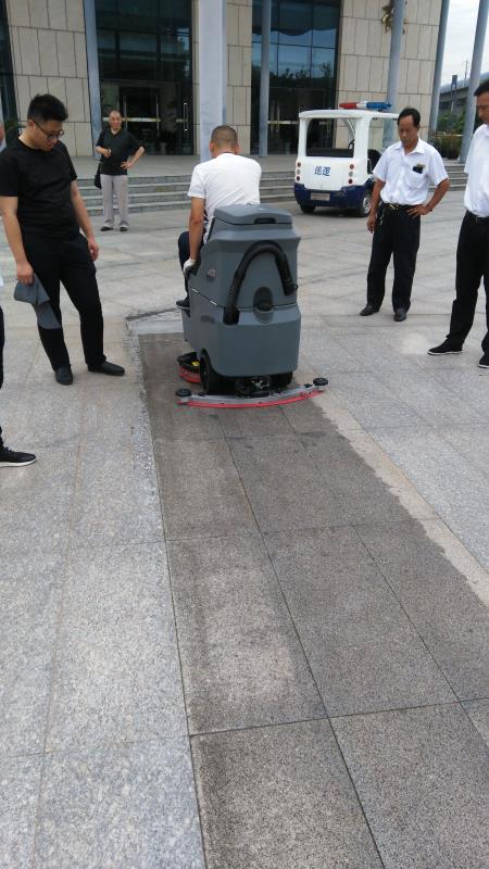 駕駛式洗地機(jī) 保潔行業(yè)新興領(lǐng)軍設(shè)備