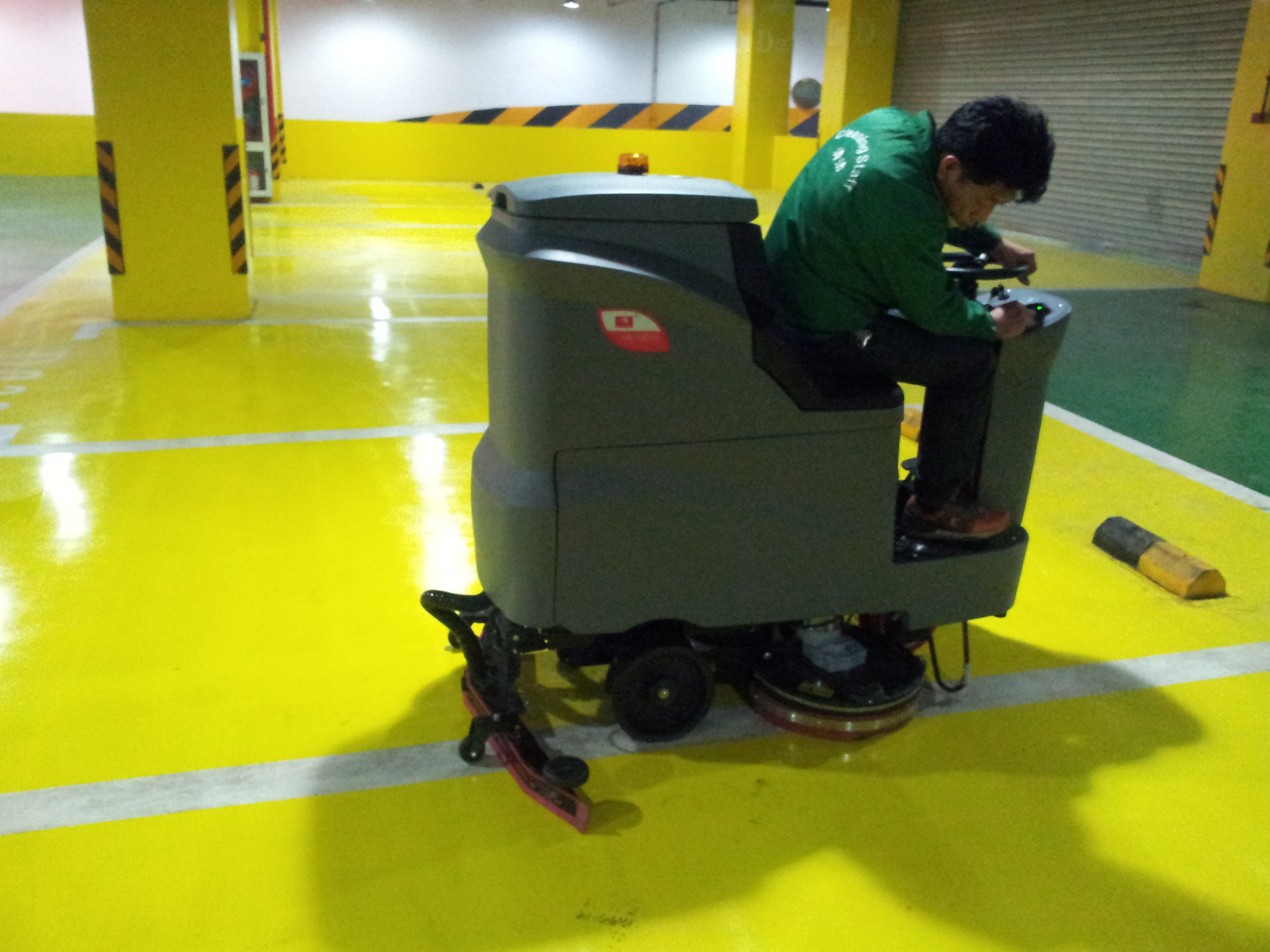 商場，超市選擇什么樣的手推式洗地機做保潔比較合適?