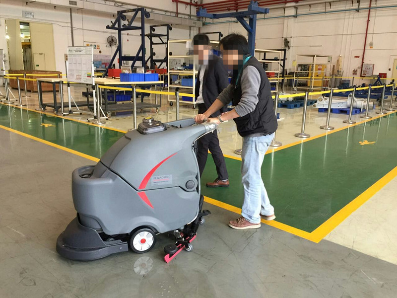 商場，超市選擇什么樣的全自動洗地機做保潔比較合適?