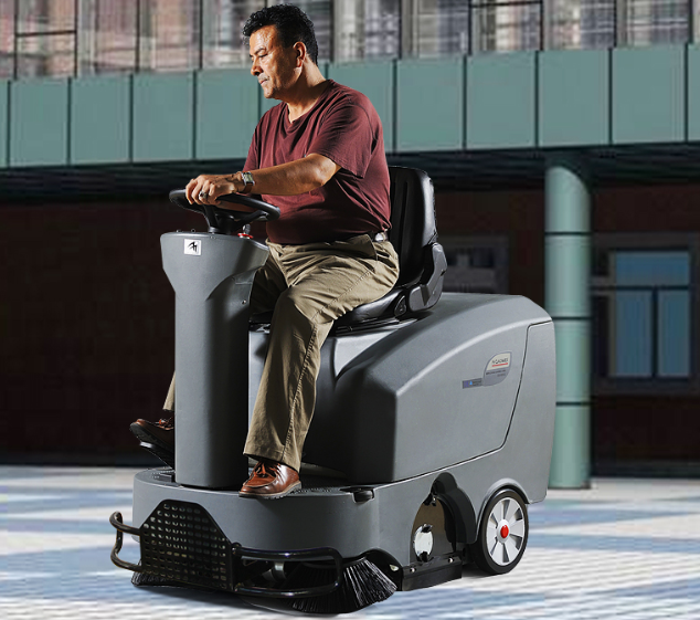 小型駕駛式掃地車有什么優(yōu)點