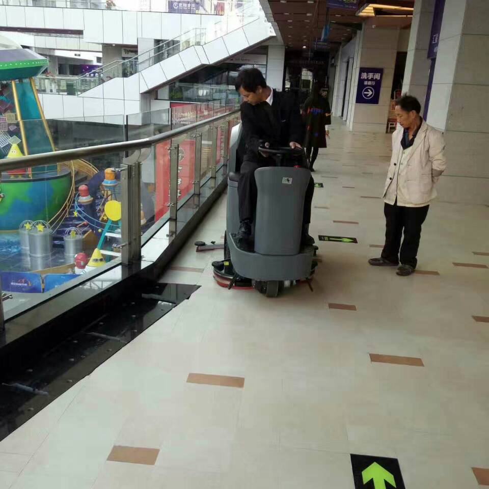 商場駕駛式洗地機(jī)如何操作？