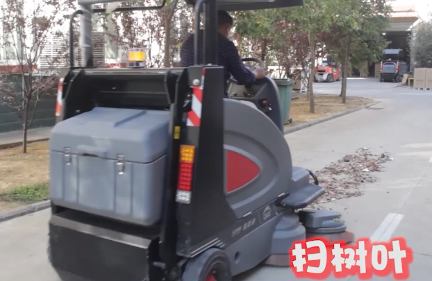 駕駛式掃地機(jī)