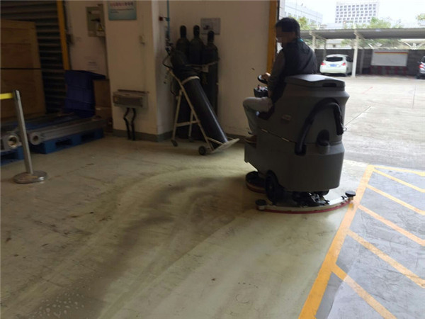 駕駛式洗地車哪個(gè)牌子好，怎么選？